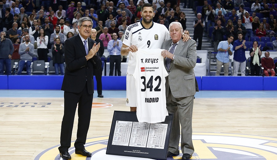 El presidente de la EuroLiga, Jordi Bertomeu, y el exjugador del Madrid, Emiliano Rodríguez, entregan una placa conmemorativa a Felipe Reyes / Efe